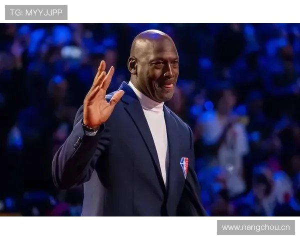 乔丹居然在豪宅厨房自己洗碗？这和球场上那个大神怎么差那么多啊！