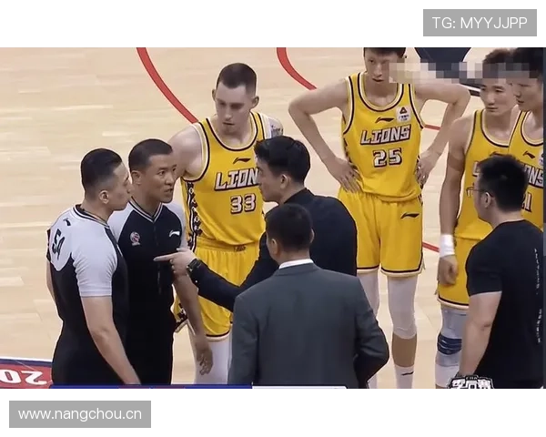 孙铭徽训练完直接拎两袋蛋白粉回家，冰箱塞满能量胶