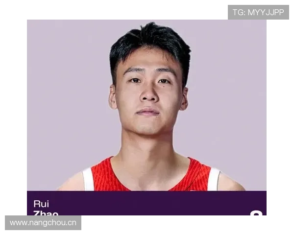 赵睿出门随手背个运动包，里面东西看着就比我半年工资还贵